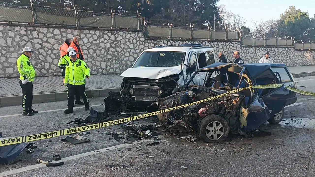 Refüjü Aşan Otomobil 2 Can Aldı: Burdur’da Zincirleme Kaza 1